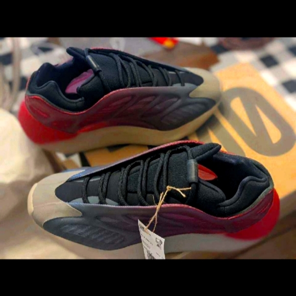 Deadstock Yeezy 700 - Picture 1 of 2